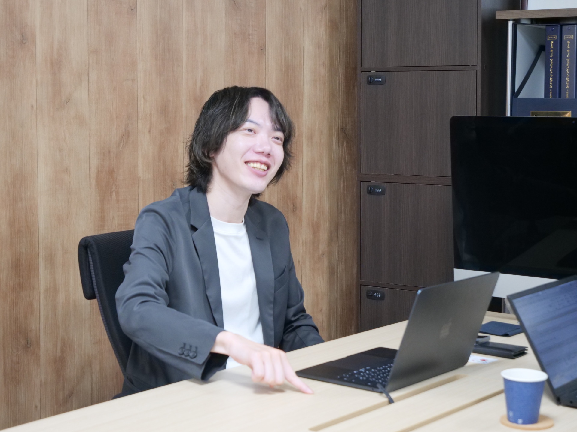 インタビューに答える株式会社ヒーローズホールディングス 浅原様