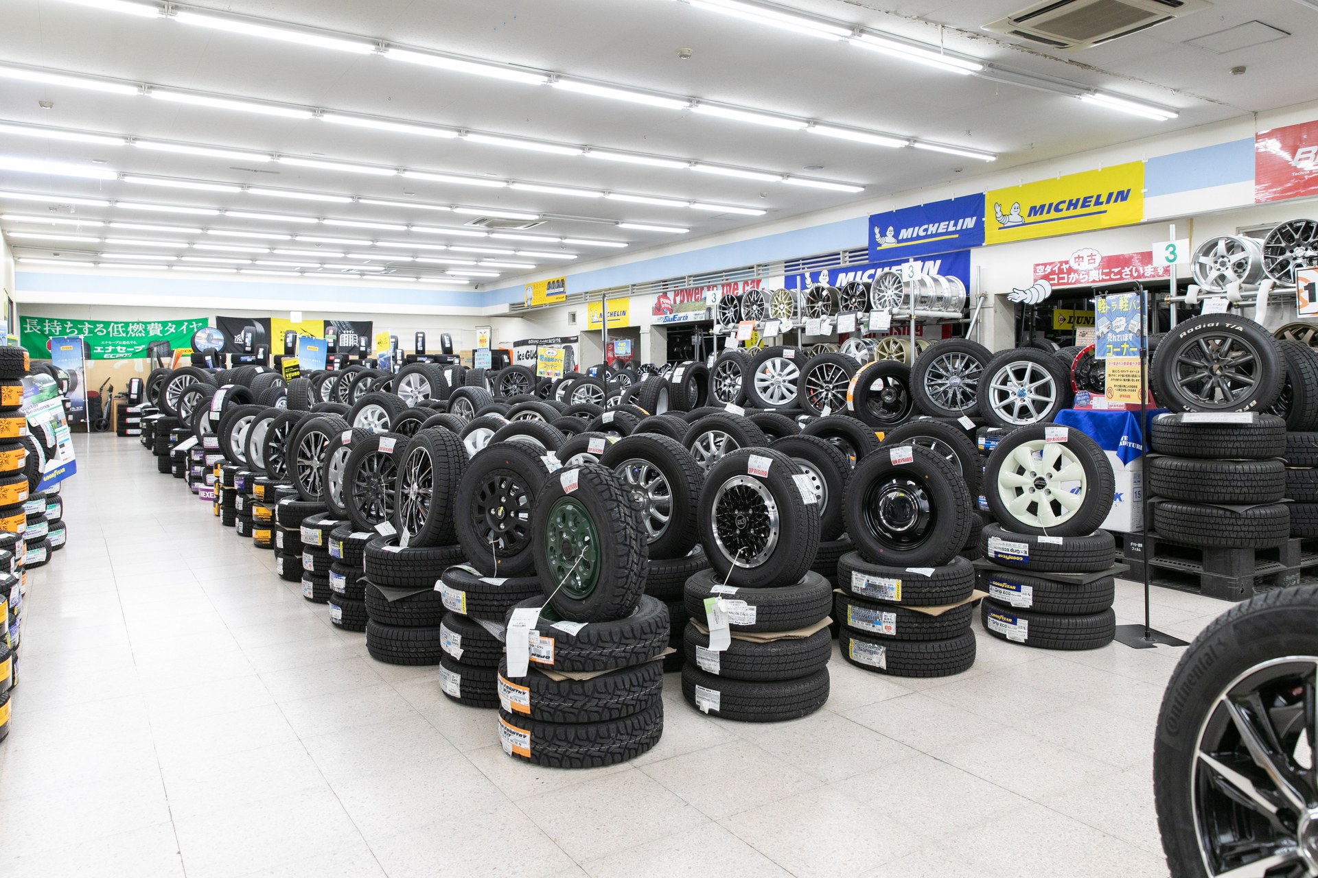 有限会社アップライジング様のタイヤ売り場